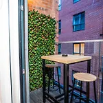 Manchester City Centre Apt With Balcony & Free Parking