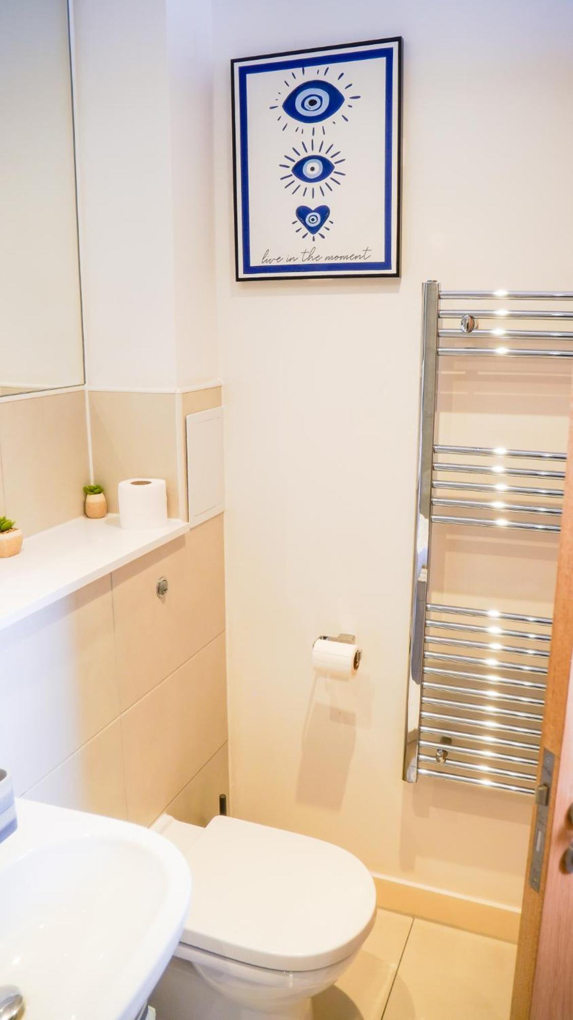 Apartment Centre With Balcony & Free Parking