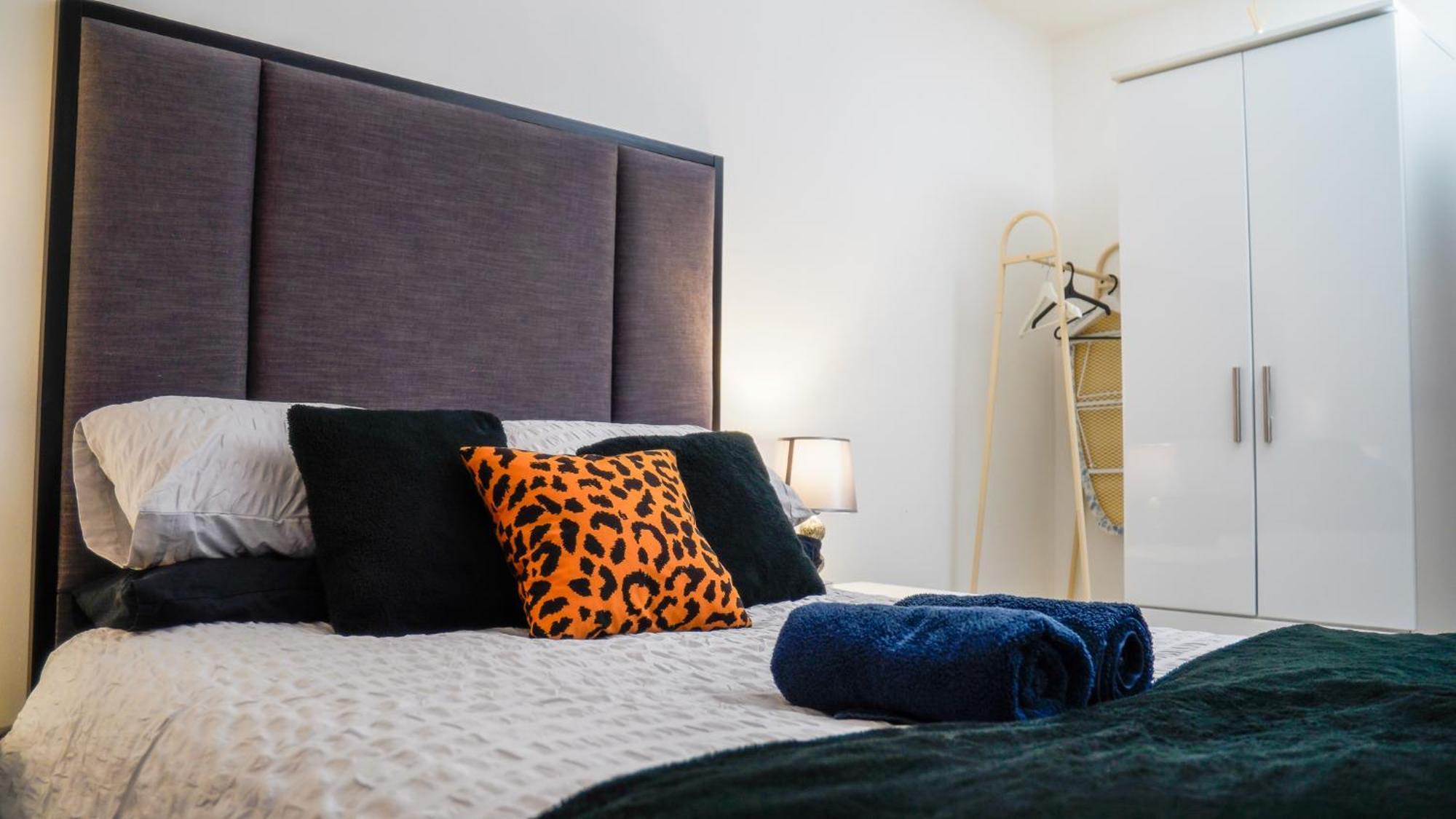 Apartment Centre With Balcony & Free Parking