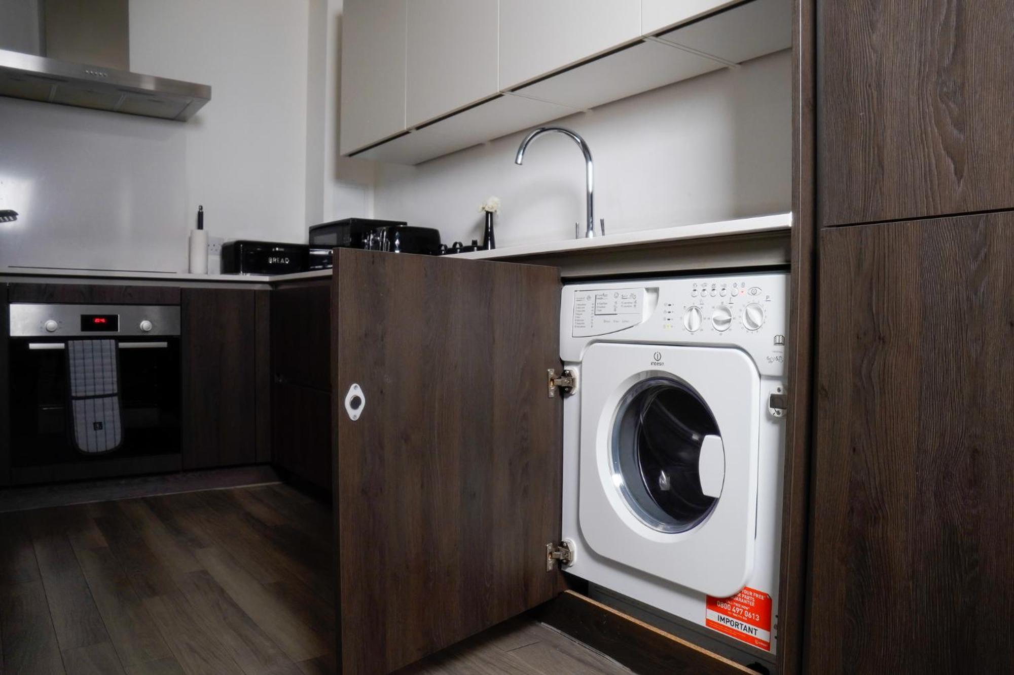 Apartment Centre With Balcony & Free Parking *